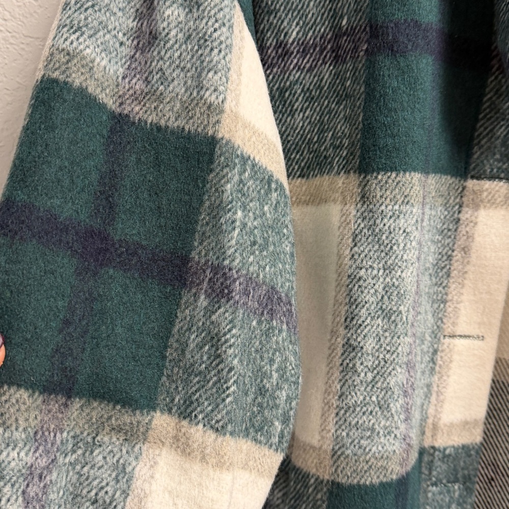 NWOT Shacket Plaid Oversized Shacket Button-Up Shirt in Green and Cream Navy SM - Picture 2 of 7